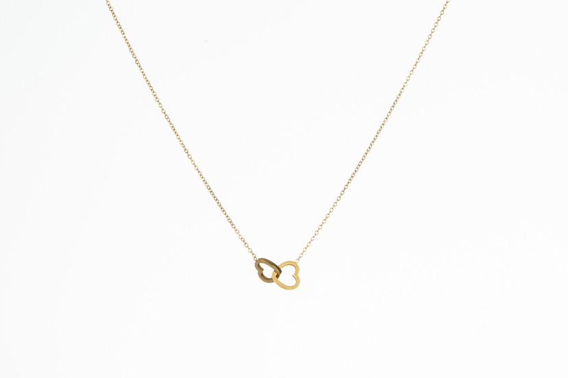 Collar de acero inoxidable con corazones conectados en oro