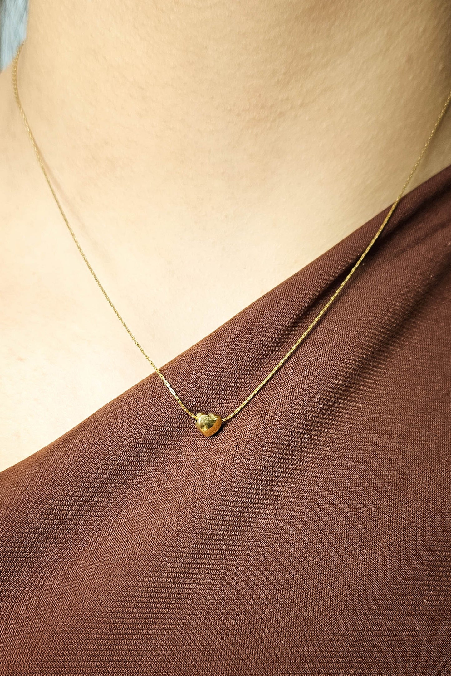 Cadena de acero inoxidable con un solo corazón dorado