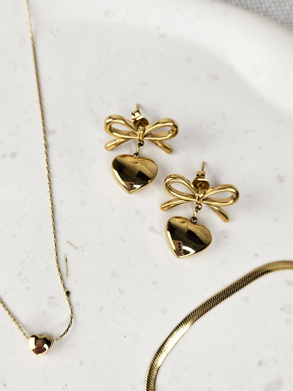 Pendientes de acero inoxidable con lazo de corazón dorado