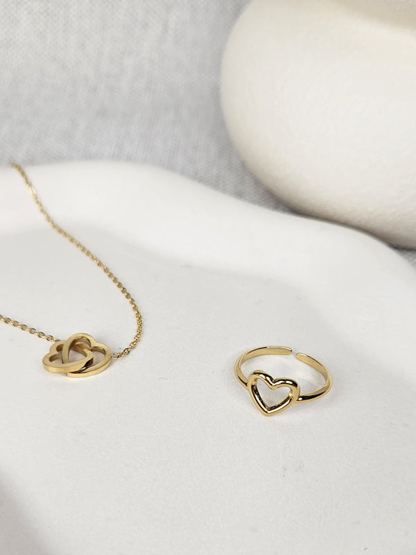 Anillo de acero inoxidable con un solo corazón dorado.