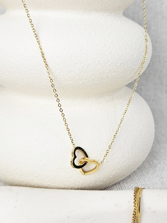 Collar de acero inoxidable con corazones conectados en oro