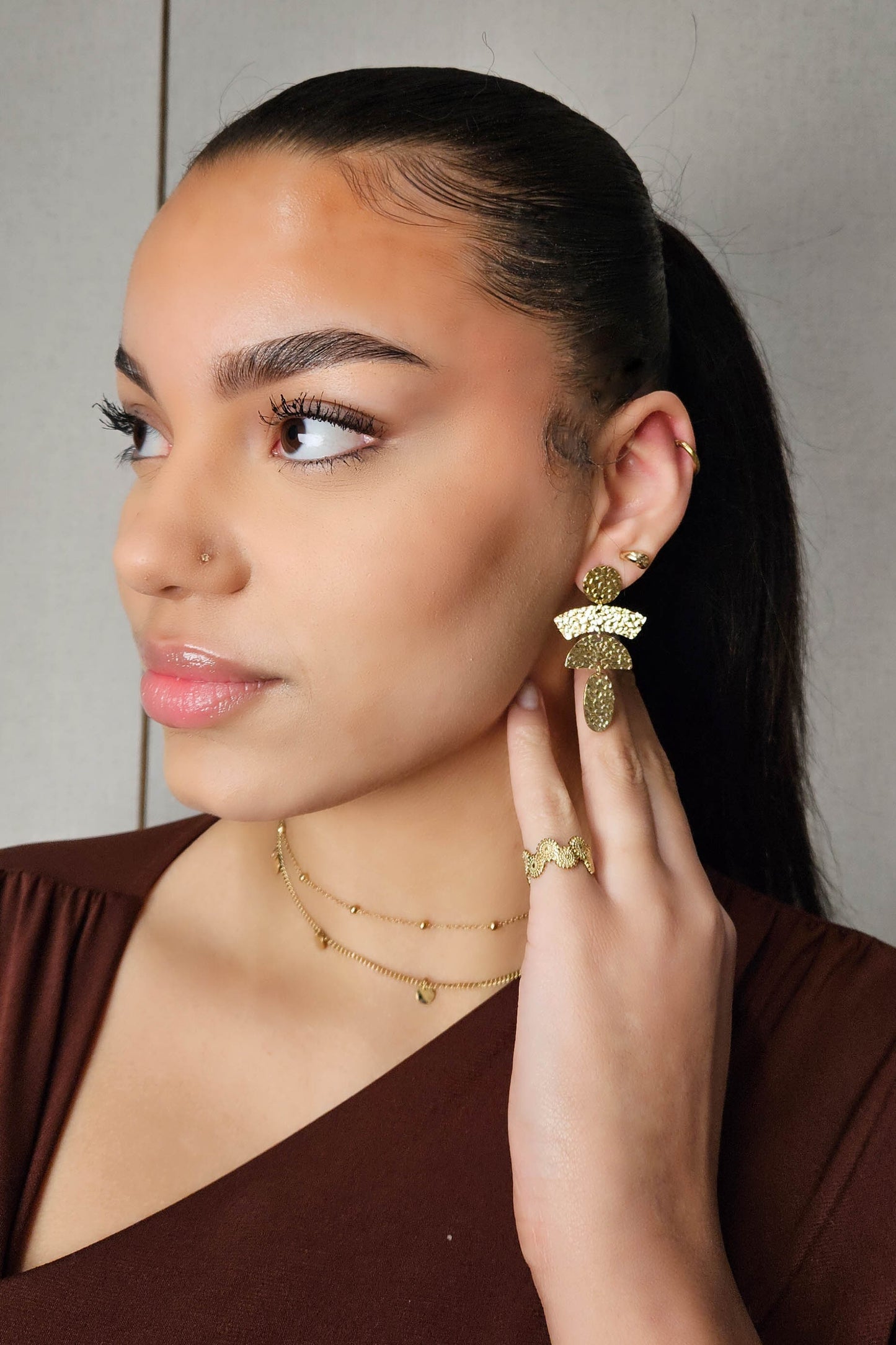 Pendientes de acero inoxidable con diseño artístico dorado