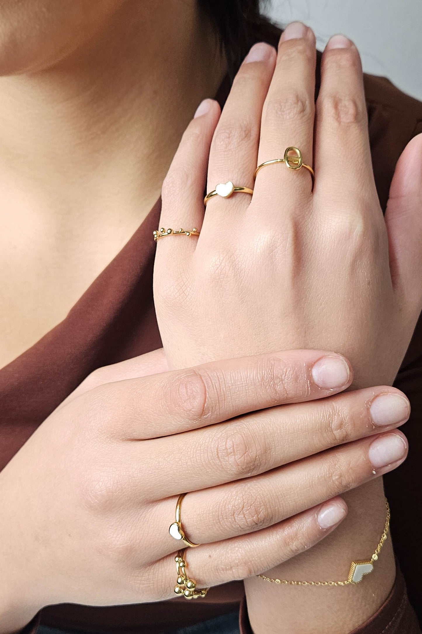 Anillo de acero inoxidable con un solo corazón blanco en oro.