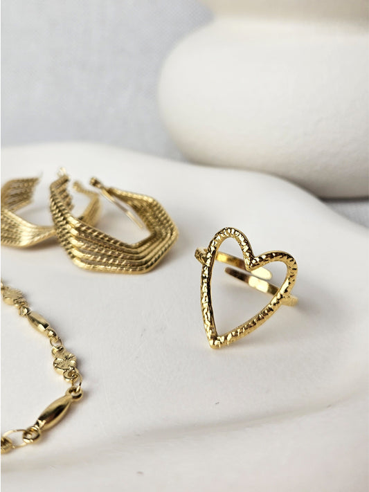 Anillo de acero inoxidable Love martillado oro