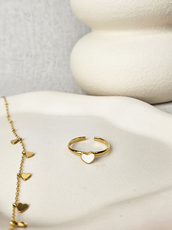 Anillo de acero inoxidable con un solo corazón blanco en oro.
