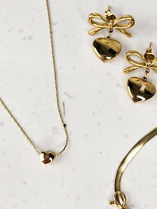 Cadena de acero inoxidable con un solo corazón dorado