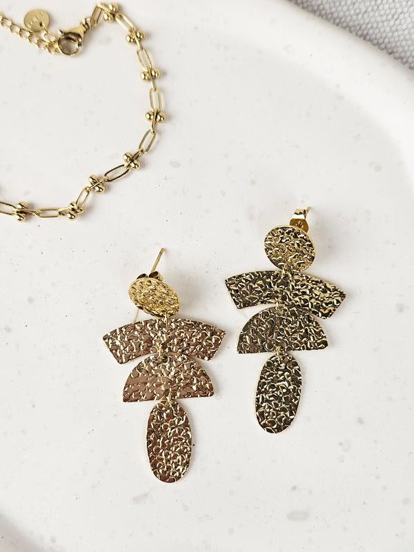 Pendientes de acero inoxidable con diseño artístico dorado