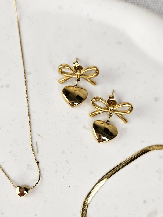 Pendientes de acero inoxidable con lazo de corazón dorado