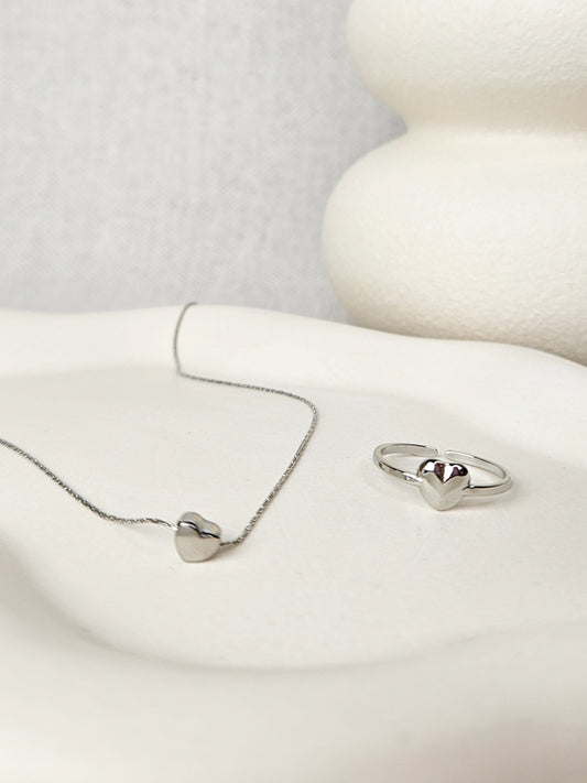Anillo de acero inoxidable con un solo corazón de plata maciza