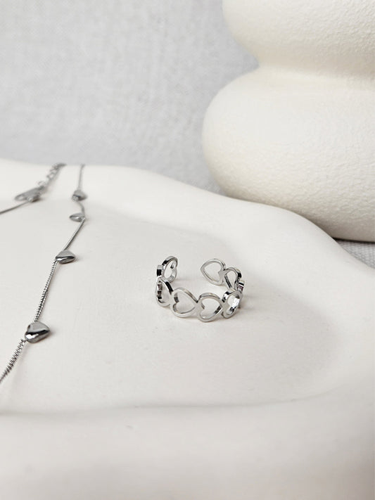 Anillo de acero inoxidable con corazones de plata