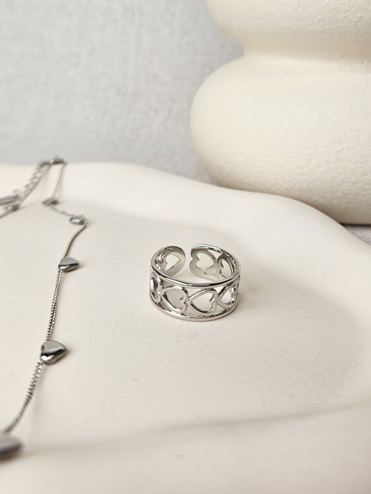 Anillo de acero inoxidable Corazones capturados plata