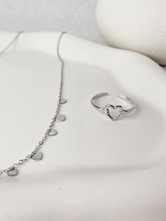 Anillo de acero inoxidable con un solo corazón de plata.
