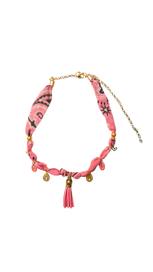 Collar con dije de bandana rosa